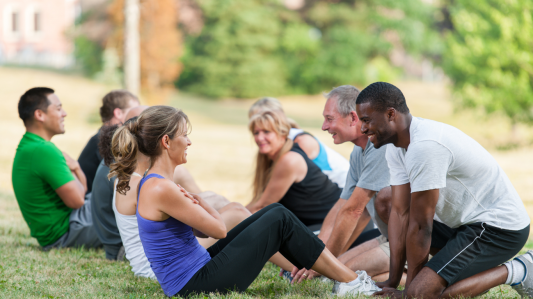 Groupe faisant des abdos avec une coach de sport boot camp Antibes